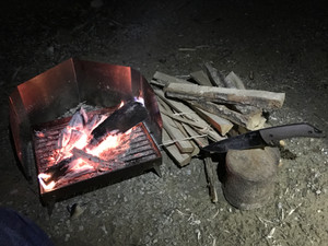 焚き火必需品、薪割り用ナタ＆ナイフ