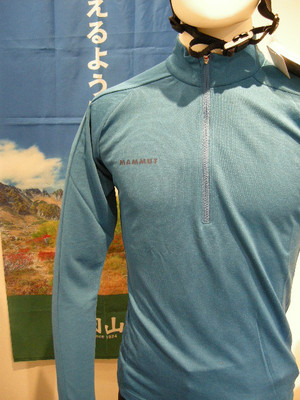 マムートのジップシャツが秋山に似合います